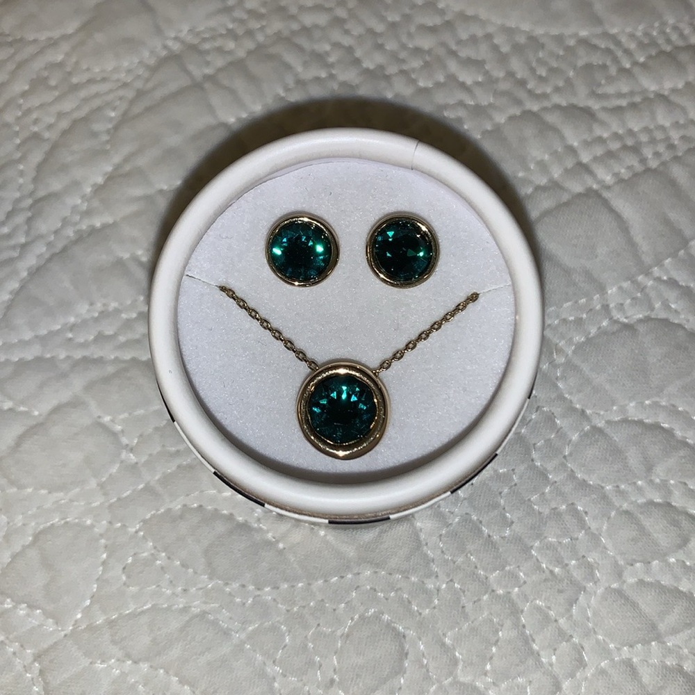 Swarovski Emerald Crystals: WHBM Necklace & Earrings NWT & Gift Box, May B’day - Picture 4 of 11